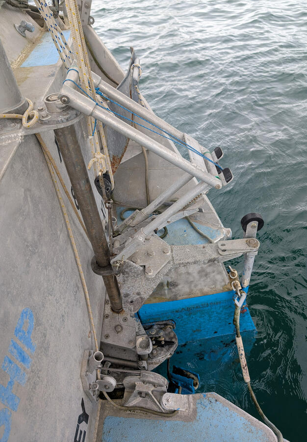 Starting to raise the rudder Starting to raise the rudder